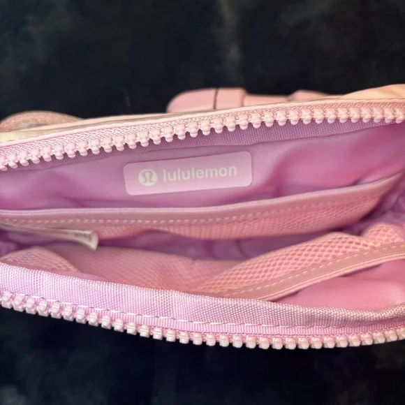 Lululemon Everywhere Belt Bag Wordmark - Picture 9 of 11